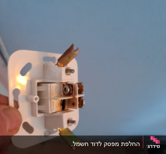 החלפת מפסק לדוד חשמל.
